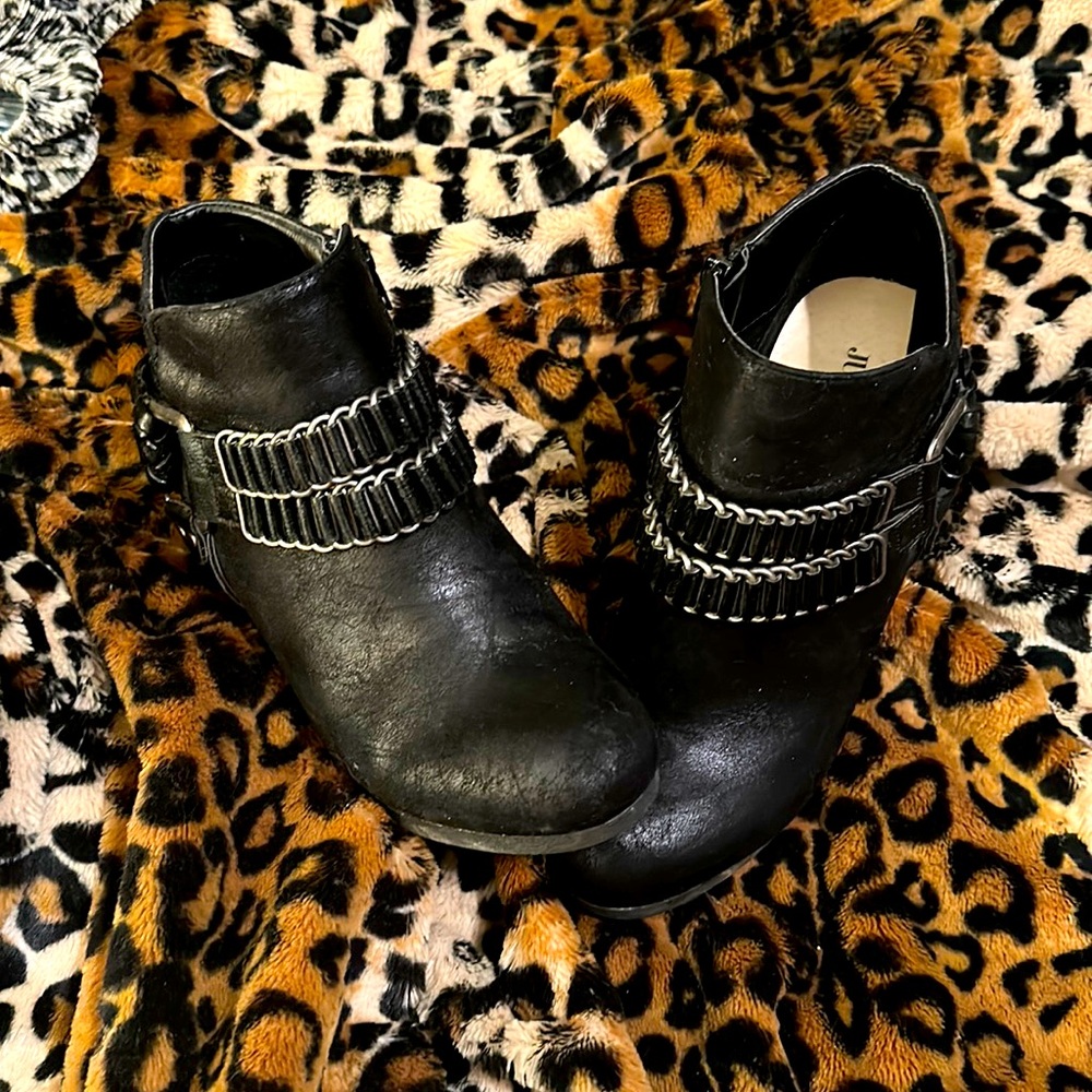 Like new 6 1/2 JUSTFAB Black bootie with braided heal and 2 chain front
